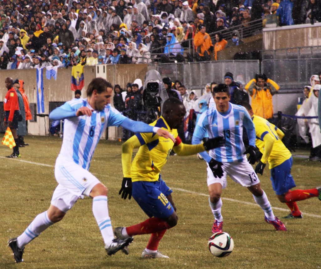 Argentina vencio 2- 1 a Ecuador  con goles sin Messi