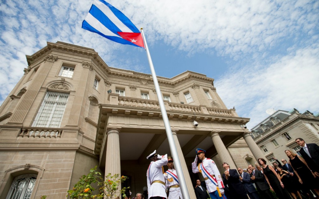 Izan la bandera Cubana en nueva embajada de la Isla en Washington