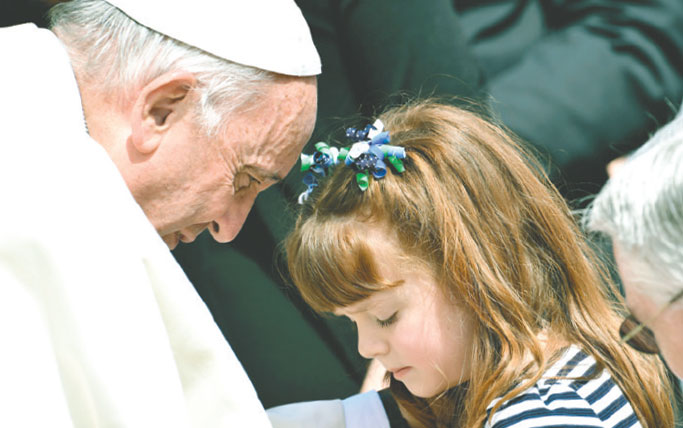 Niña conoció al papa antes de quedarse ciega