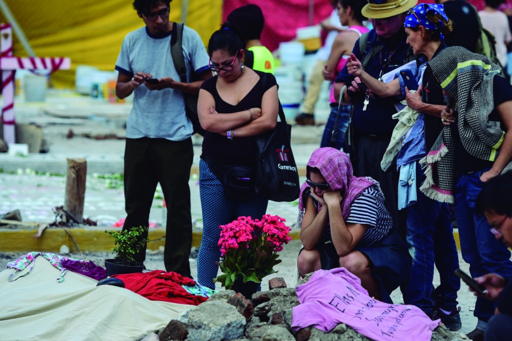 Suben a 320 los muertos por terremoto en México